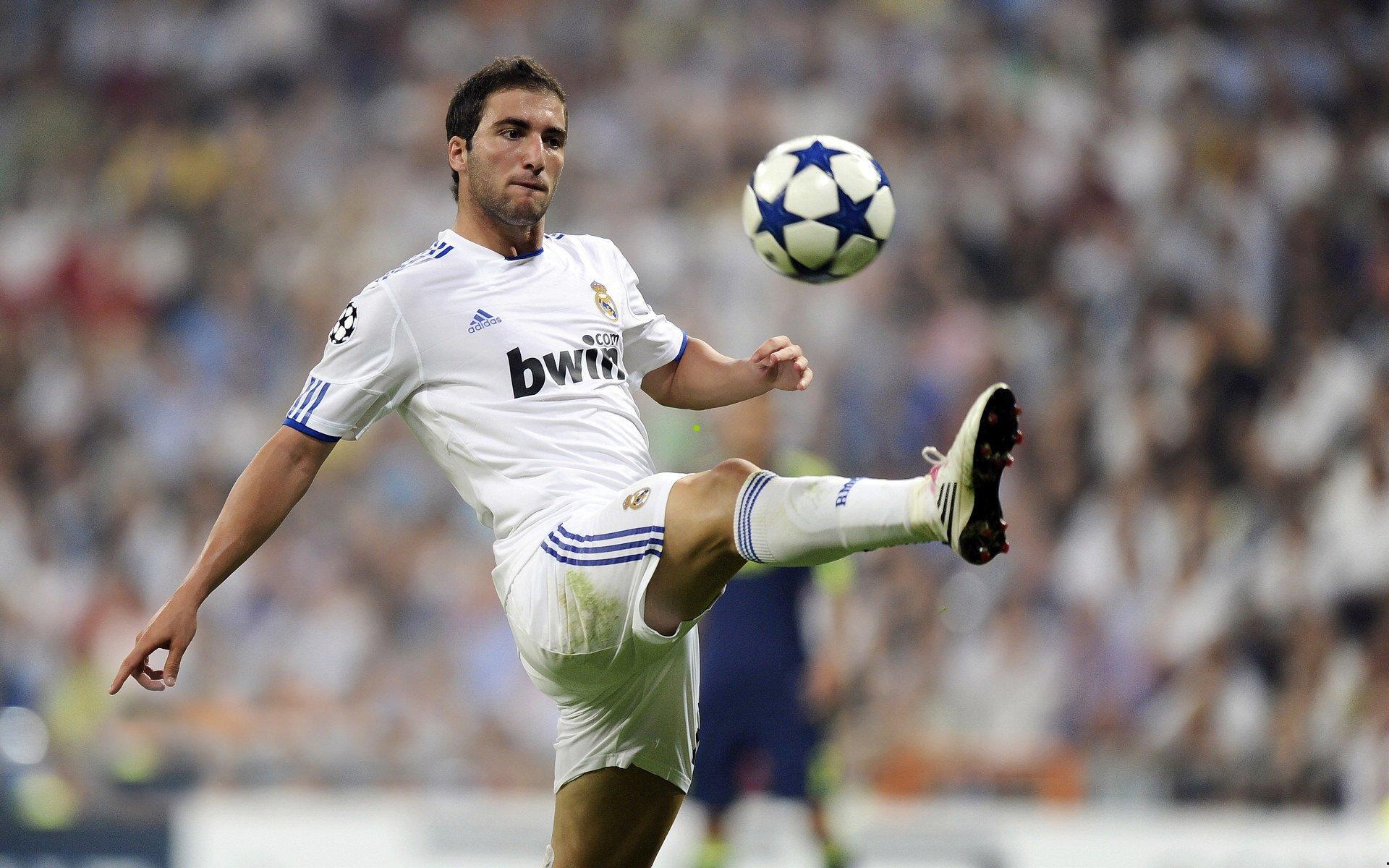 巴萨冬窗寻新伊尼戈 防线补强锁定施洛特贝克与格伊